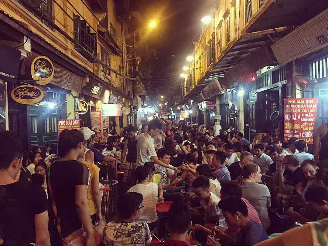 Visit from 6:00 PM – 11:00 PM, with weekends being the most energetic. Arrive early for the best spots - Photo Source: Fanpage Phố Tạ Hiện