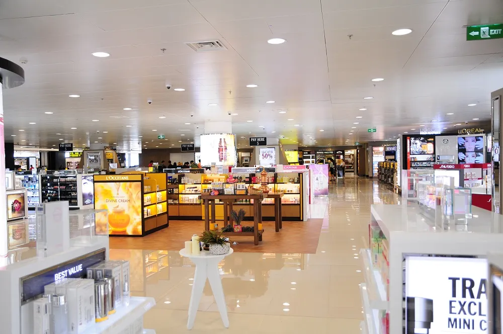Travelers can enjoy duty-free shopping, relax in VIP lounges, and explore diverse dining options within the airport - Photo Source: Website noibaiairport.vn
