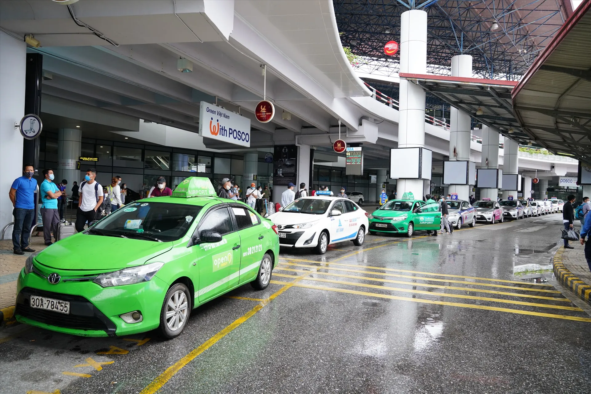 Traveling between the airport and Hanoi’s city center is easy with taxis, ride-hailing services like Grab, or affordable airport buses - Photo Source: Website vietnamonline.com