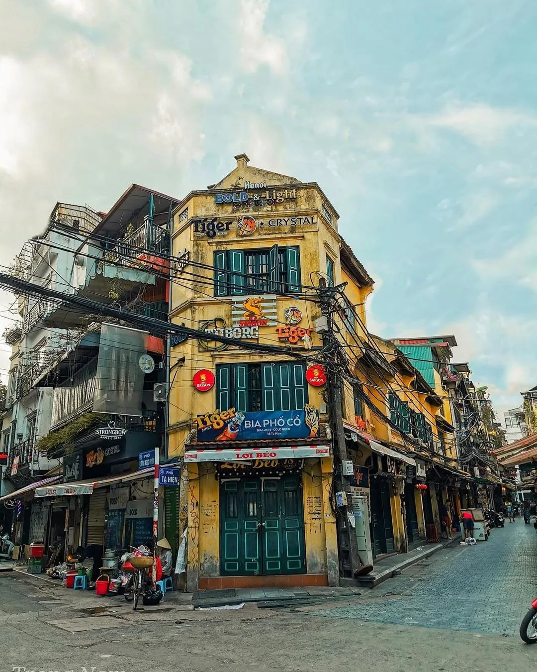 Explore West Lake’s bars, Bach Ma Temple Street’s pubs, or the unique Train Street Hanoi - Photo Source: Fanpage vna.asia