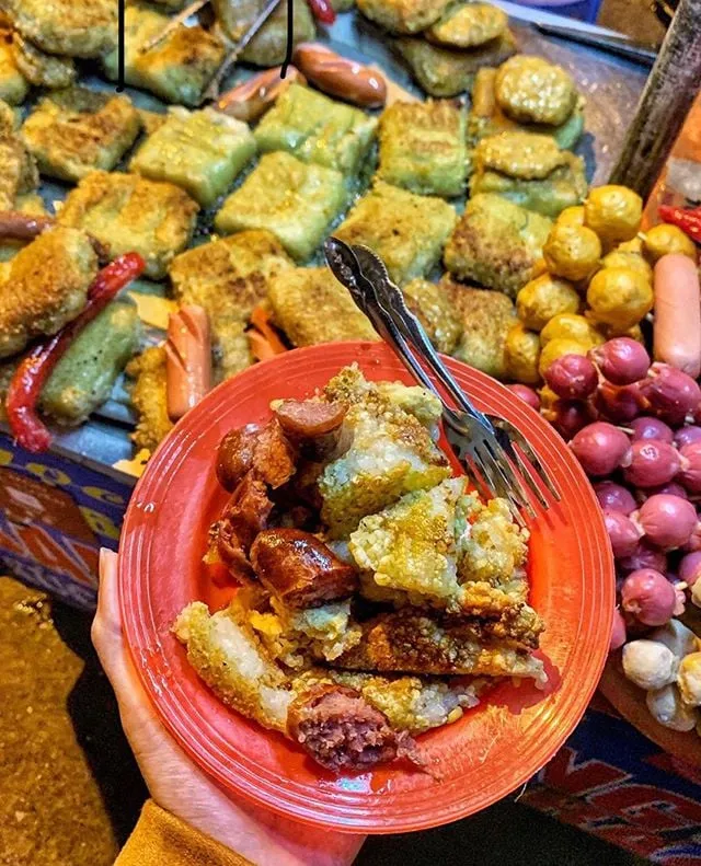 Experiencing nighttime cuisine at Hanoi's markets will bring visitors many exciting experiences.