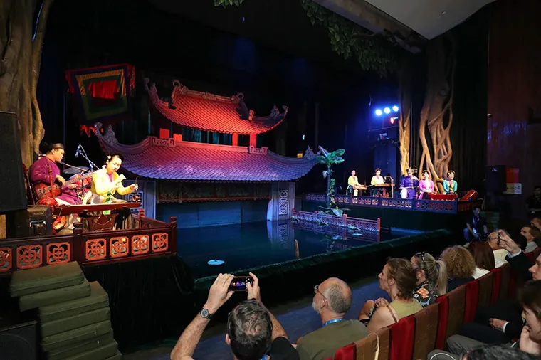 Khung cảnh sân khấu biểu diễn tại nhà hát Múa rối Nước Thăng Long 