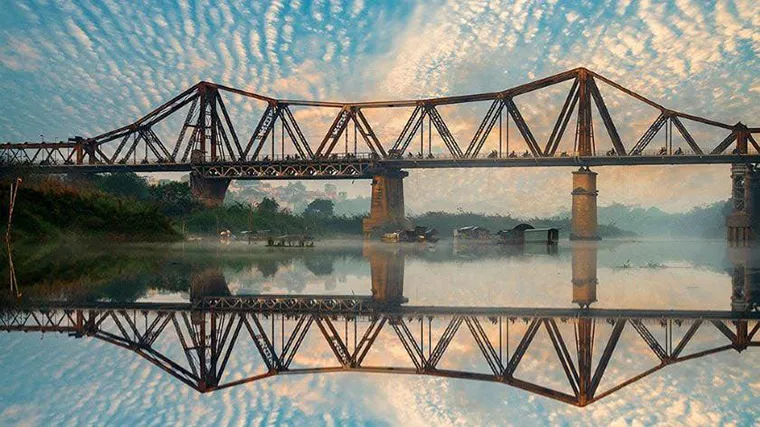 The authentic beauty of Long Bien Bridge. 