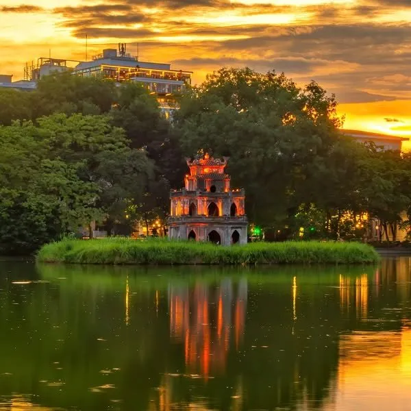 The beauty of Hoan Kiem Lake at sunset.