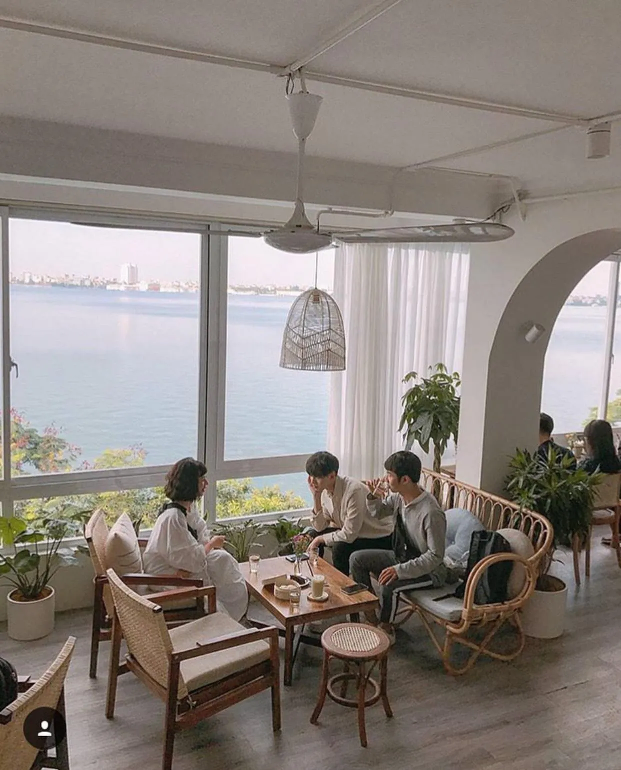 Cozy cafés like Santorini Vibes, 6 Degrees, and Maison de Tet Decor offer a romantic ambiance - Photo Source: Fanpage CUP Of TEA