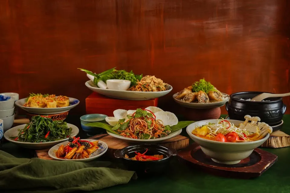 Fresh, healthy dishes in a tranquil setting - Photo Source: Nhà Hàng Chay Từ Bi Quán - Tu Bi Quan Vegetarian Restaurant