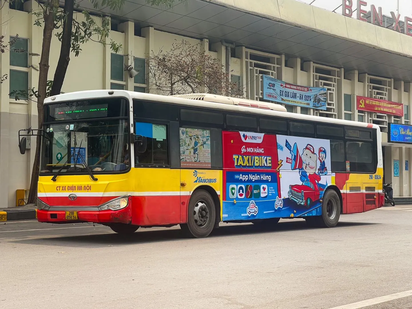 Budget-friendly, with routes like Bus 86 (Airport – Hoan Kiem Lake) - Photo Source: Xe Bus Confessions