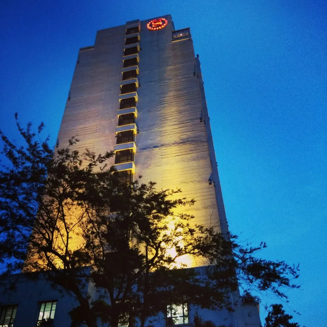 Opt for spacious family rooms or serviced apartments near major attractions like Hoan Kiem Lake or West Lake - Photo Source: Fanpage Sheraton Hanoi Hotel (Sheraton Hanoi Hotel)