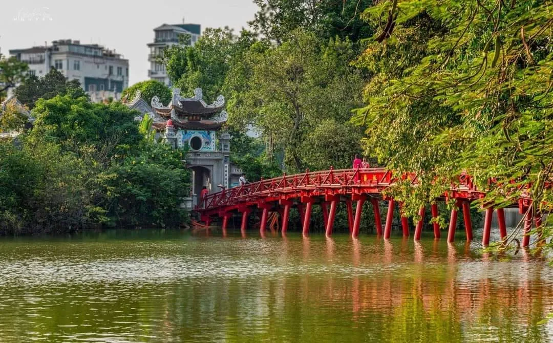 This picturesque temple on Jade Island is dedicated to literature and national heroes, connected to the shore by the striking red The Huc Bridge - Photo Source: Đền Ngọc Sơn và khu vực hồ Hoàn Kiếm