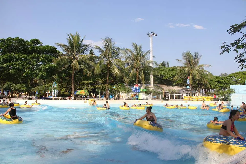 A water amusement park with thrilling water slides and pools for all ages - Photo Source: Fanpage Công viên nước Hồ Tây