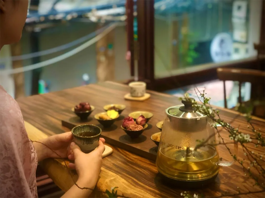 Specializes in braised tofu, vegan hotpot, and herbal teas - Photo Source: Fanpage Thiên Trà Đạo