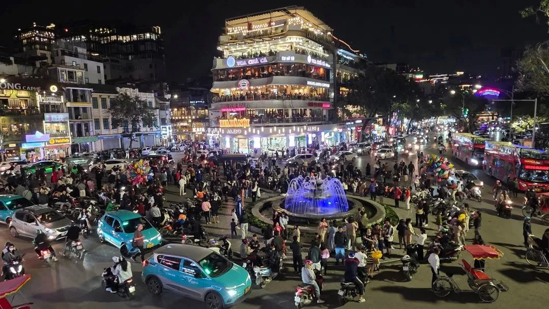 A peaceful spot for sightseeing, visiting Ngoc Son Temple, and enjoying weekend performances - Photo Source: Fanpage Phố đi bộ Hồ Gươm - Hà Nội