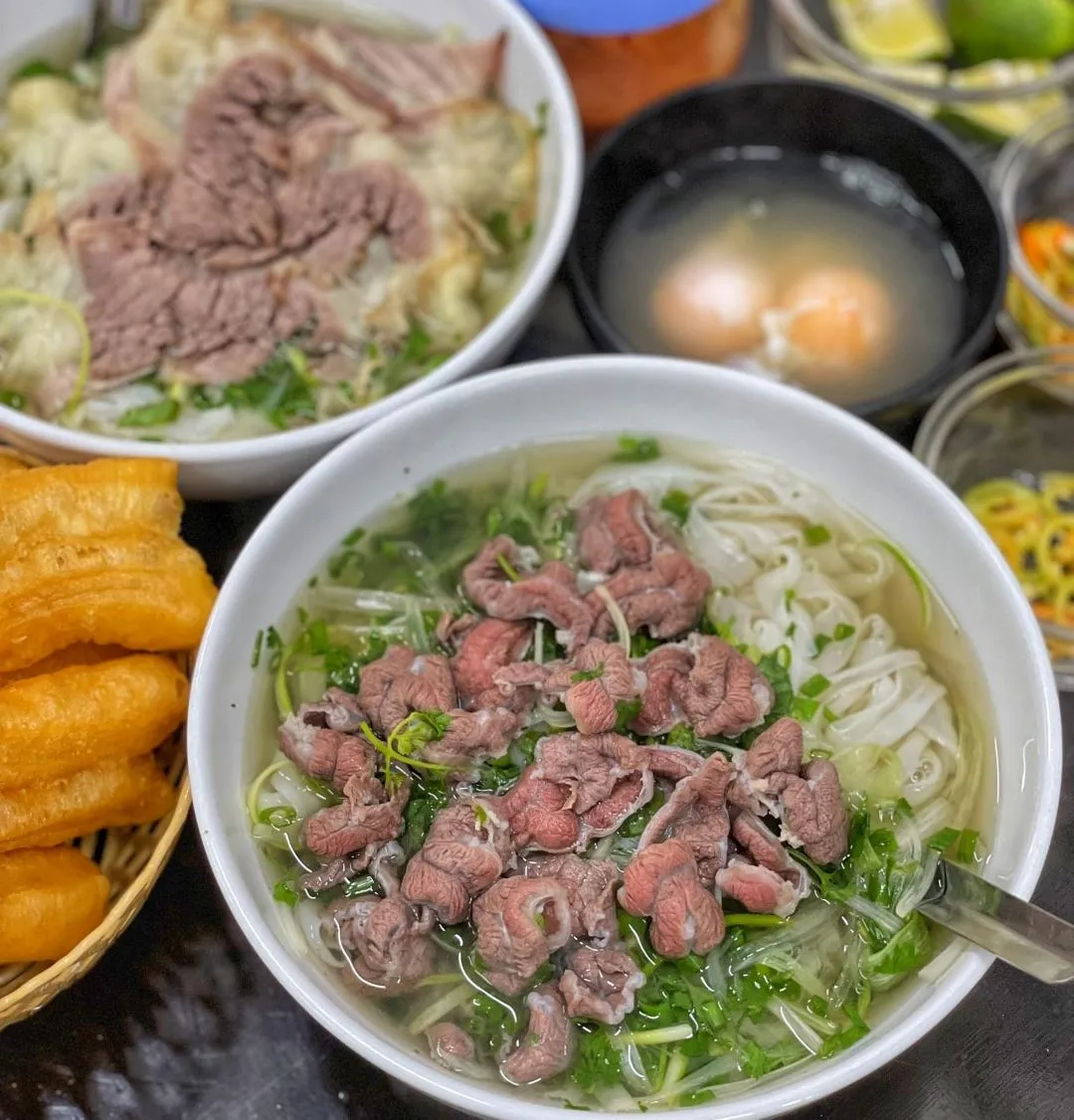 Enjoy Pho Bo at nearby street food stalls - Photo Source: Fanpage Chuyện của Hà Nội