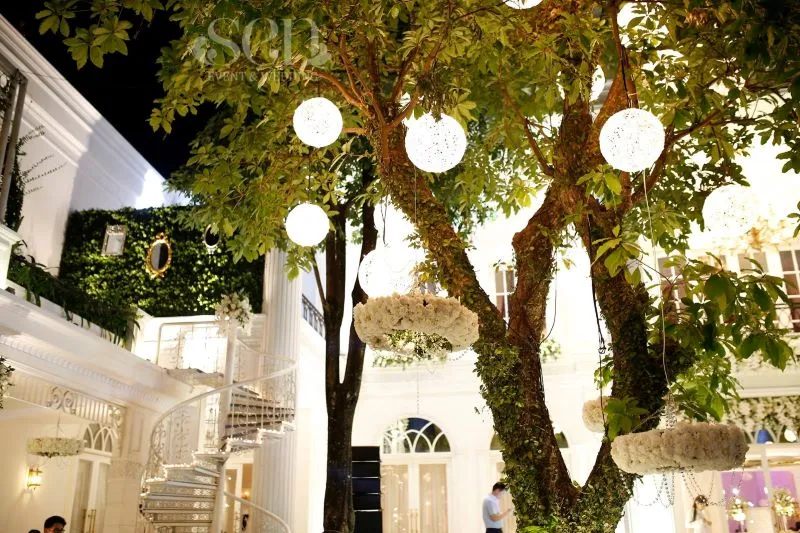 West Lake is home to several fine-dining restaurants offering a mix of Vietnamese, French, and international cuisines -Photo Source:SEN Event & Wedding