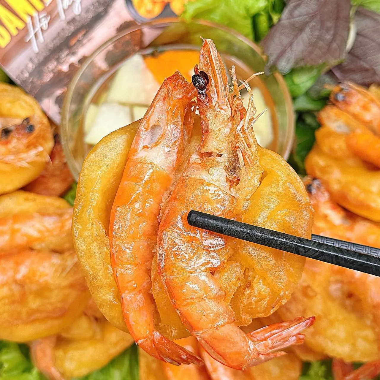 A crispy, golden shrimp fritter served with tangy dipping sauce, a must-try local specialty - Photo Source: Fanpage Ăn Sập Hồ Tây - Tp Thái Bình