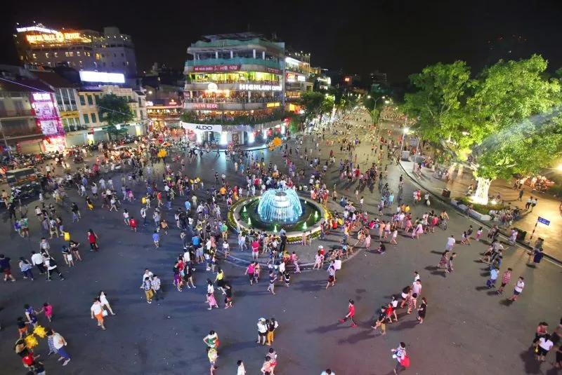 A lively weekend pedestrian zone with performances and games - Photo Source: e.vnexpress.net