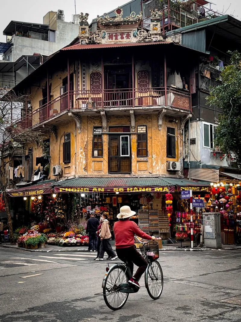 A charming narrow street lined with souvenir shops, displaying traditional hats, paintings, and handmade jewelry - Photo Source: Fanpage Vietnam Discovery