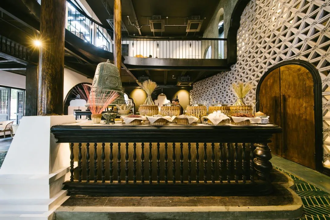 Minimalist space with vegan pizzas and Vietnamese spring rolls - Photo Source: Fanpage Sadhu - Nhà hàng Buffet Chay