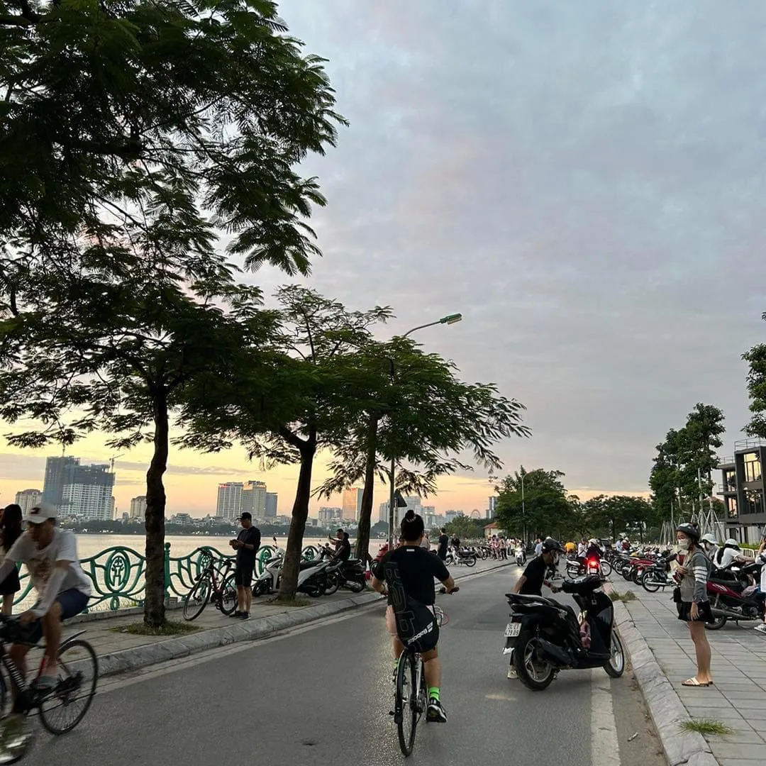 Travel by taxi, bus, bicycle, or motorbike for easy access to the area - Photo Source: Fanpage Lang Thang Hà Nội