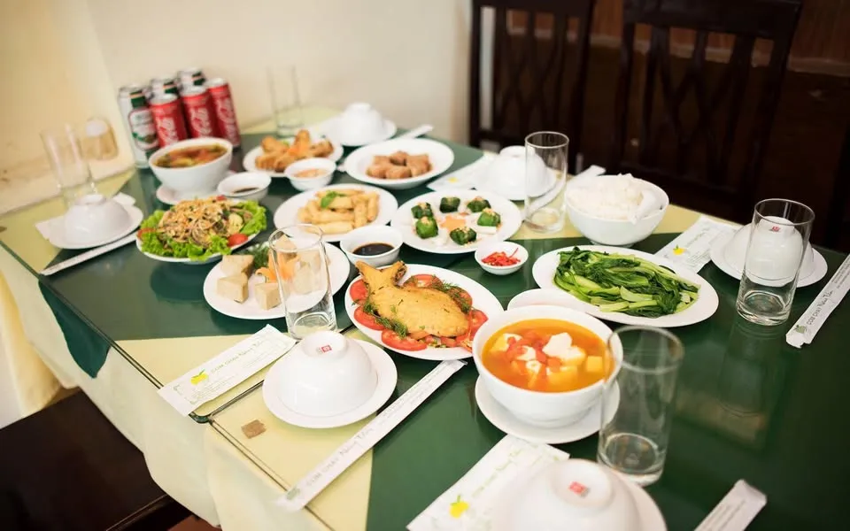 Elegant space with Northern Vietnamese vegan hotpot and stir-fried mushrooms. - Photo Source: Fanpage CƠM CHAY NÀNG TẤM