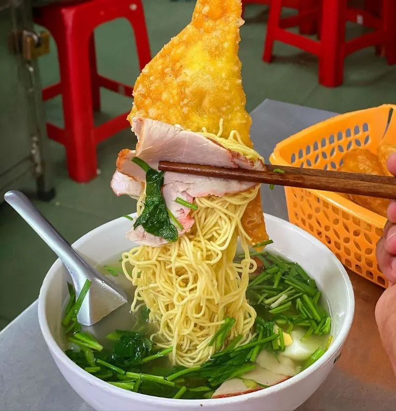 Eating wonton noodles for breakfast at street stalls provides many memorable experiences - Photo Source: Facebook Địa Điểm Ăn Ngon Hà Nội 