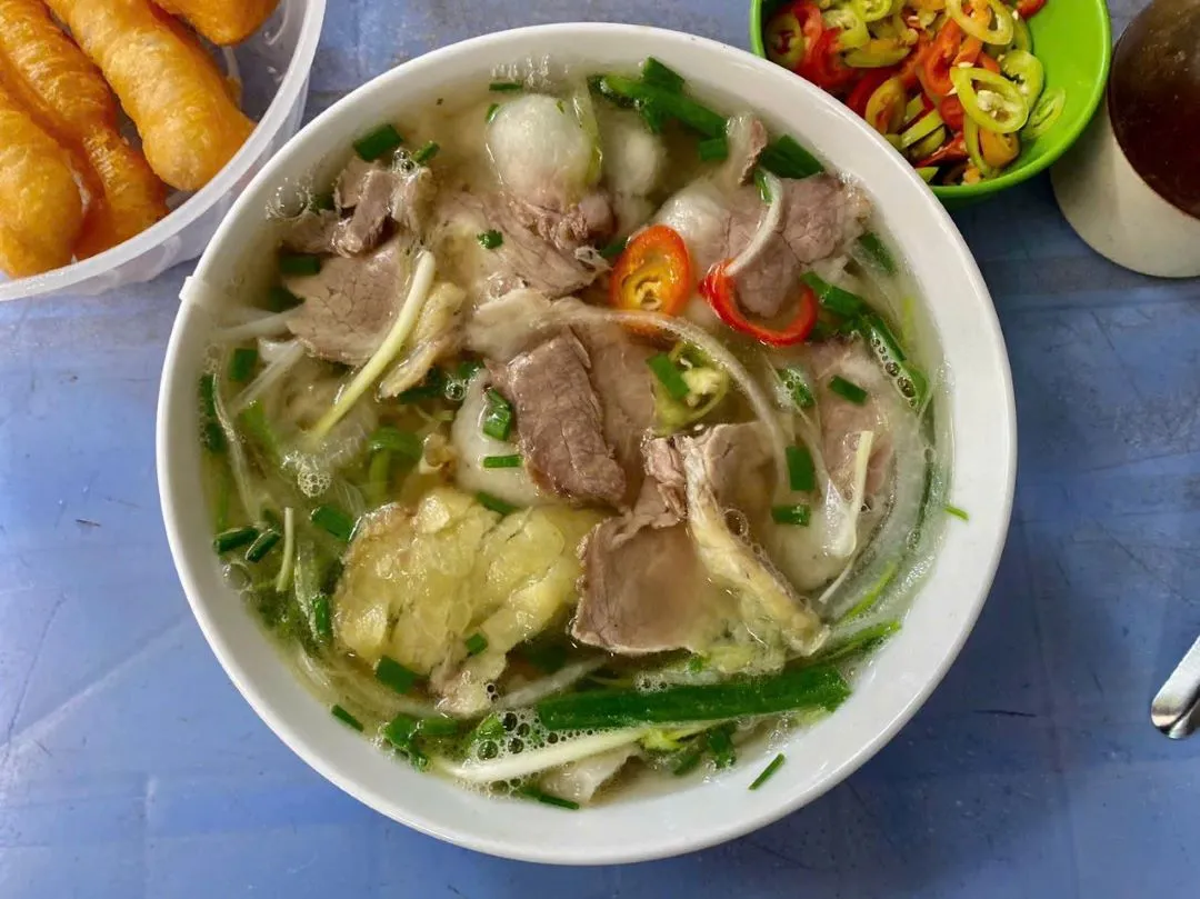 The shop only opens in the morning and closes when the beef runs out, so visitors should arrive early to fully enjoy it - Image source: Facebook Nhi Anh