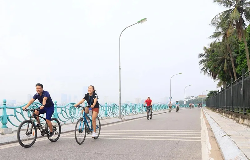 Cycling around West Lake is a worthwhile experience in Hanoi - Image source: bike2school.vn