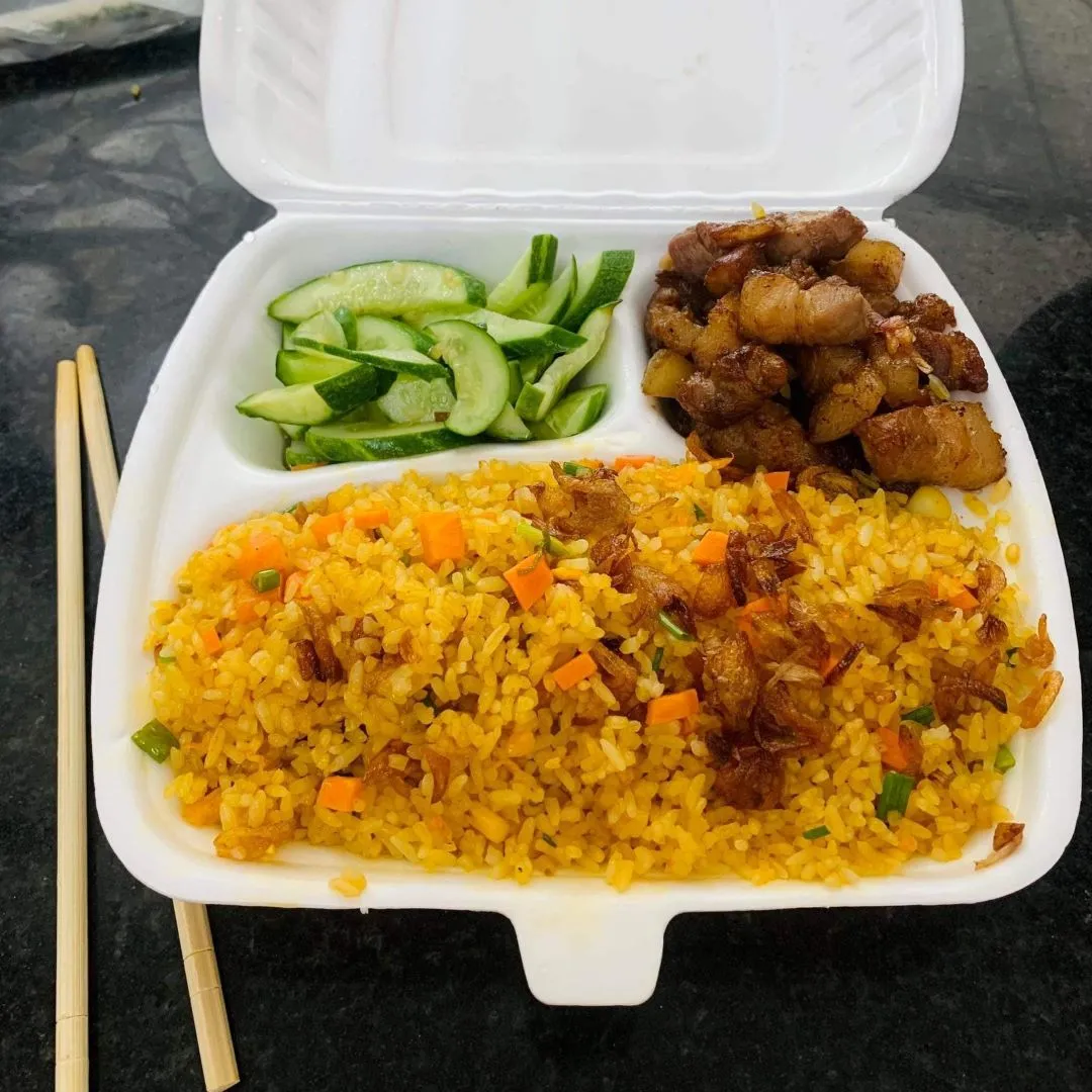 To save time, diners can order fried rice with beef and pickles on apps like Shopee Food. - Photo Source: Facebook Cơm Rang Huyền Vũ
