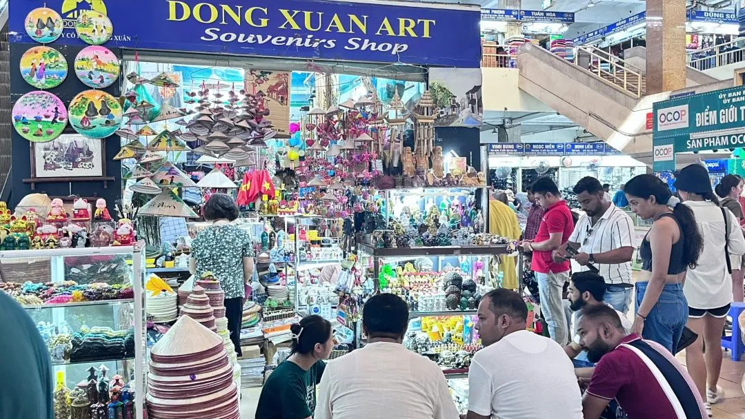 Dong Xuan Market sells many kinds of goods and meaningful gifts - Image source: Dong Xuan Market