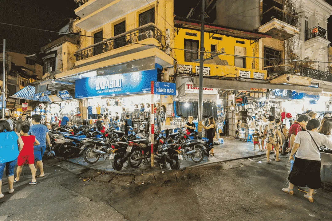 Hang Dao Street sells many handicrafts and meaningful specialty gifts - Image source: MyHanoi