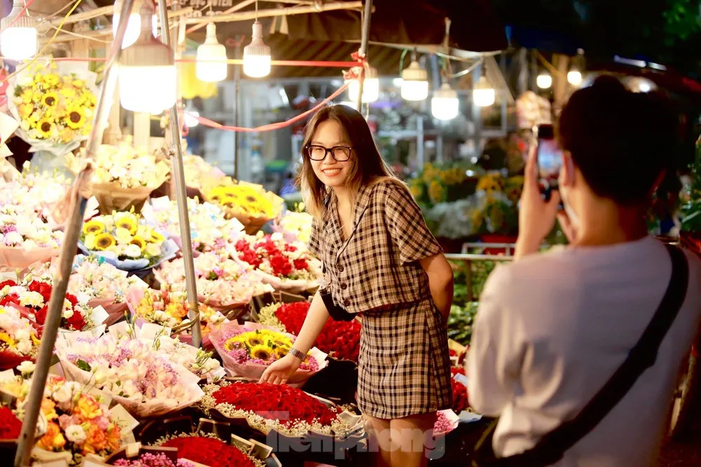Quang Ba Flower Market is an ideal shopping and check-in spot when visiting Hanoi - Image source: Tien Phong Newspaper