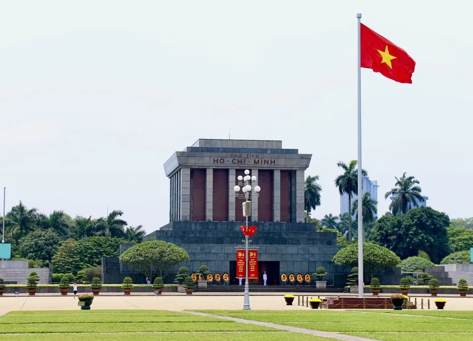 Visiting Ho Chi Minh’s Mausoleum is a spiritually significant experience. - Image source: Kinh Te Do Thi Newspaper
