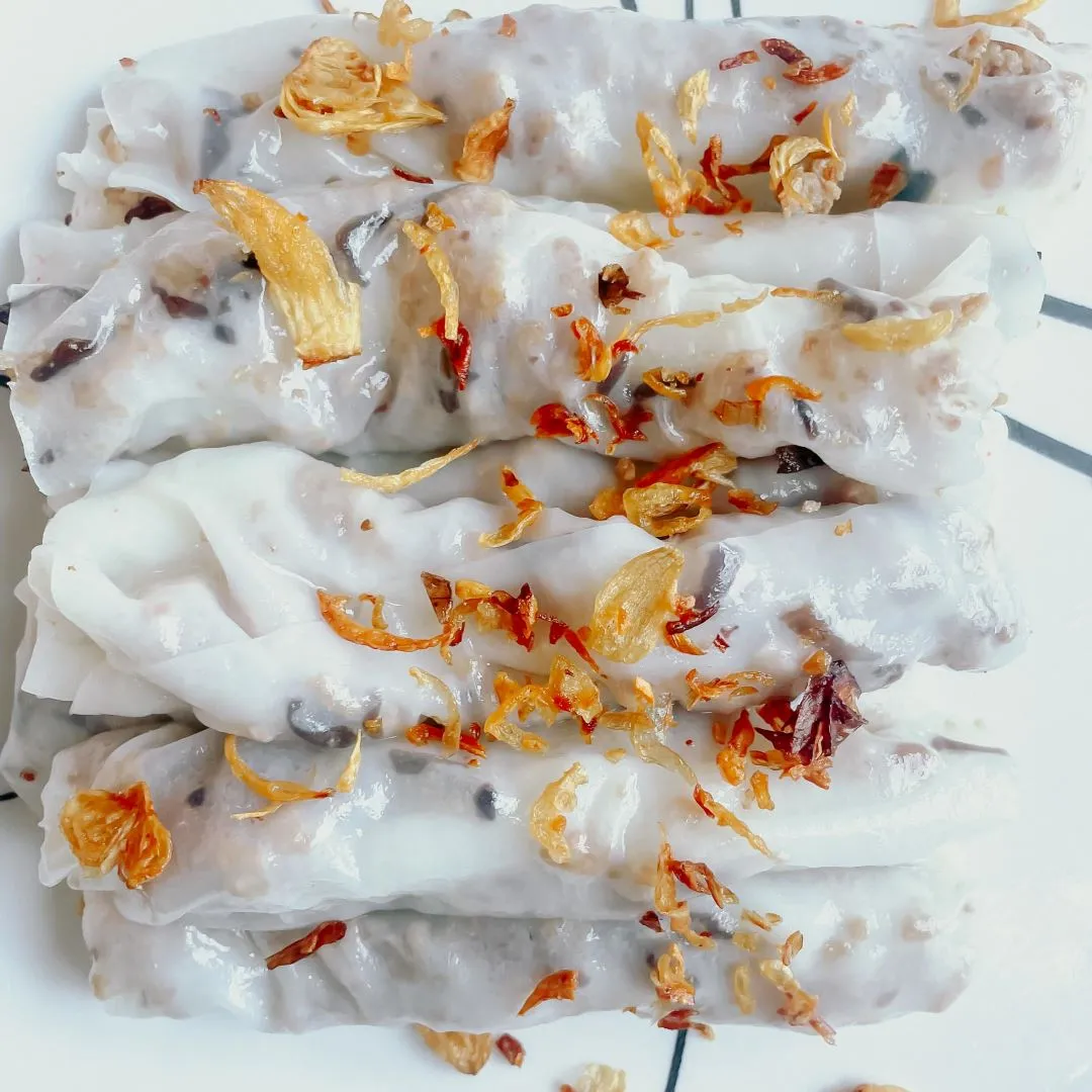 In traditional markets like Dong Xuan market, visitors can easily find small eateries selling traditional banh cuon. -  Photo Source: Facebook Ken T. Nguyen