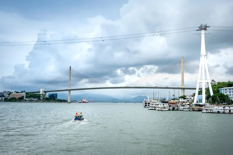 Bai Chay Bridge is a symbol of modern engineering in Vietnam. - Photo source: Pexels