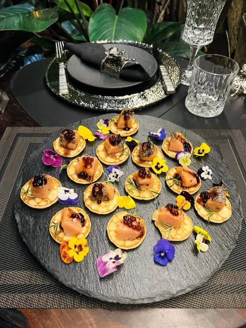 Hong Hanh Restaurant is a famous chain of restaurants in Ha Long Bay. - Photo source: Facebook NHÀ HÀNG HỒNG HẠNH