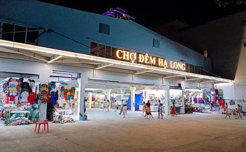 The Ha Long night market is especially crowded in the summer - Photo Source: Facebook Cát Bà Du Ký Travel