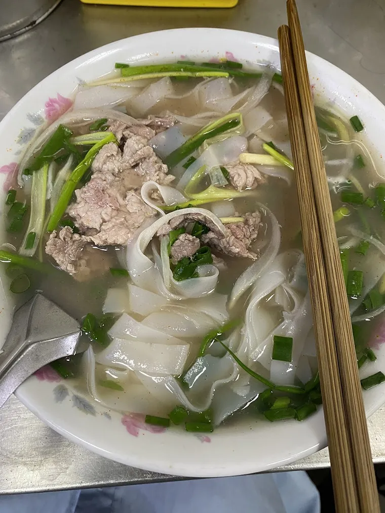 Visitors can visit Pho Thinh restaurant to enjoy the unique curry flavor.