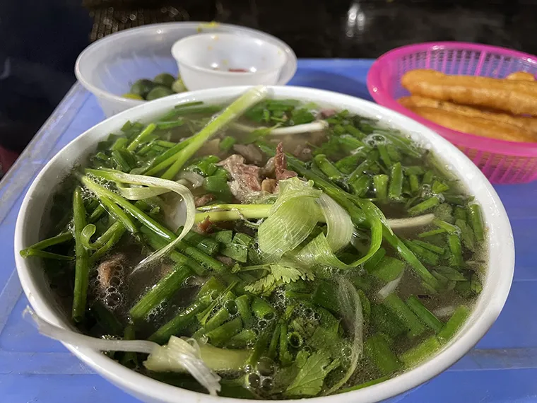 If you want to experience Hanoi's late-night cuisine, you can visit Pho Ganh restaurant.