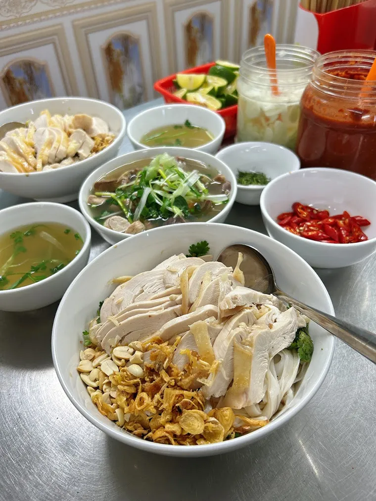 Pho Ga Nguyet chicken pho with a Michelin star is a place that diners should visit.