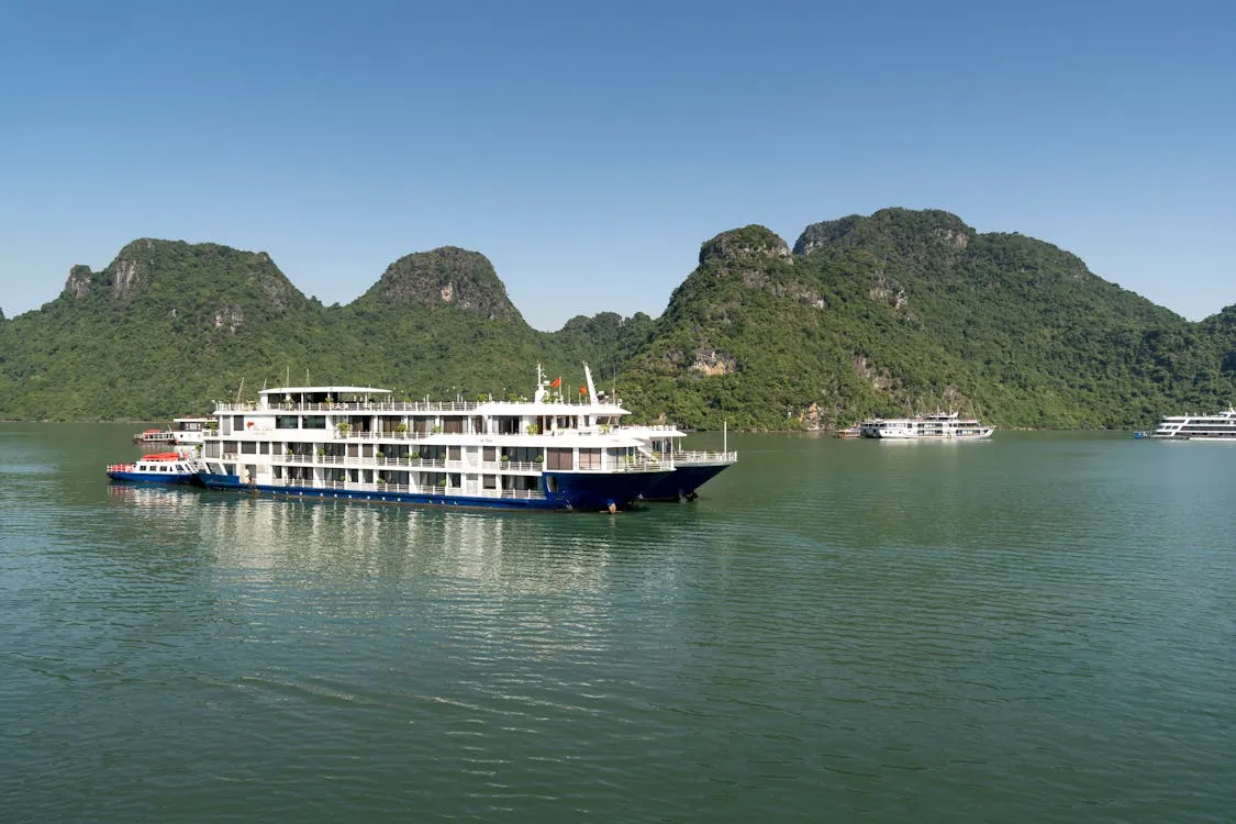Choosing the ideal cruise is essential for a successful family trip to Halong Bay. - Photo source: Pexels