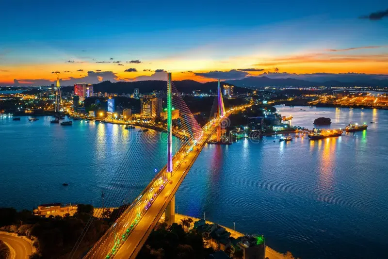 Bai Chay Bridge is illuminated at night. - Photo source: Dreamstime