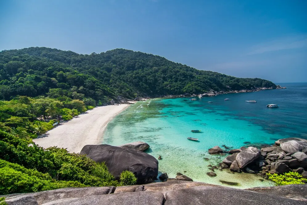 The magnificent natural beauty of Bai Chay Beach - Photo Source: Freepik 