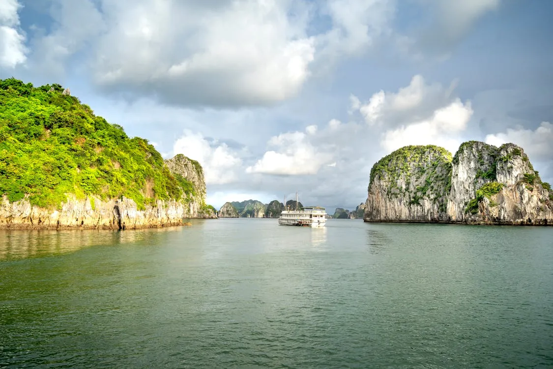 When visiting Halong Bay with kids, it's important to put in some extra thought and planning. - Photo source: Pexels