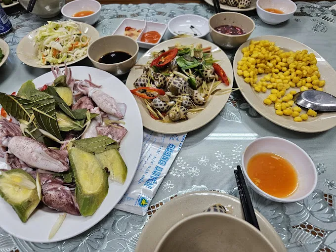 Huong Duyen Restaurant provides a delightful dining atmosphere with fragrant and flavorful Vietnamese dishes. - Photo source: Google Maps