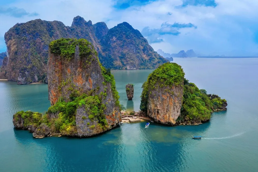 Ha Long Bay is a magnificent natural wonder with breathtaking landscapes - Photo source: Freepik
