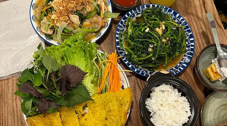 Vegan crispy pancakes are a favorite dish of many diners at Met Vietnamese Restaurant & Vegetarian