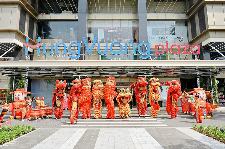 Bustling scene before a holiday at Hung Vuong Plaza