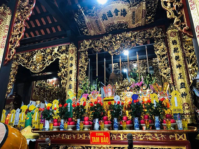 Visitors can experience authentic religious rituals, find inner peace, and enjoy the serene setting beneath Poem Mountain