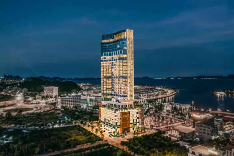 Travelers can choose between staying in Ha Long City hotels or experiencing overnight cruises for a more immersive bay experience 