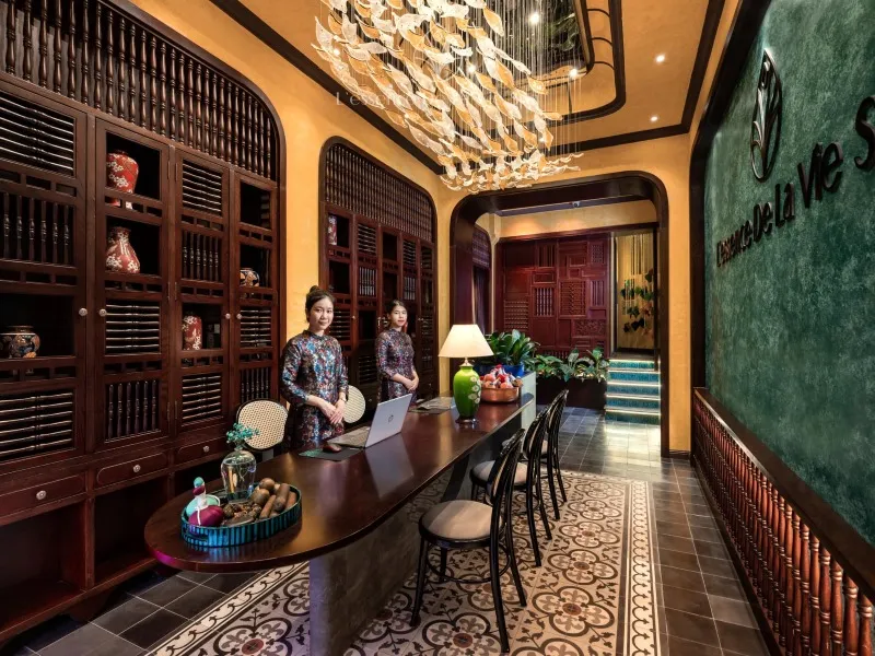 A luxurious spa experience with high-end services, complimentary extras, and a refined atmosphere ideal for indulgent relaxation - Photo Source: Fanpage L’essence Massage & Spa Group